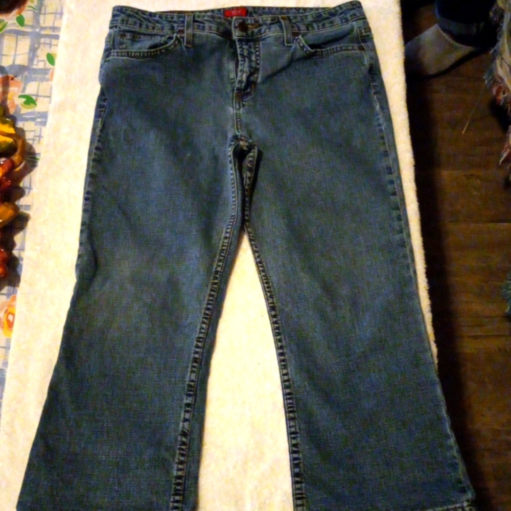 Cropped blue jeans